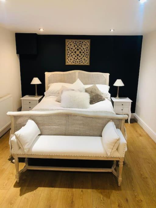 2 Double Bedroom Large Modern Self Contained Apartment Free Parking Camberley Zewnętrze zdjęcie