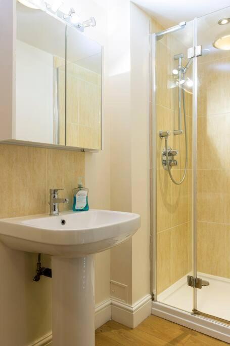 2 Double Bedroom Large Modern Self Contained Apartment Free Parking Camberley Zewnętrze zdjęcie