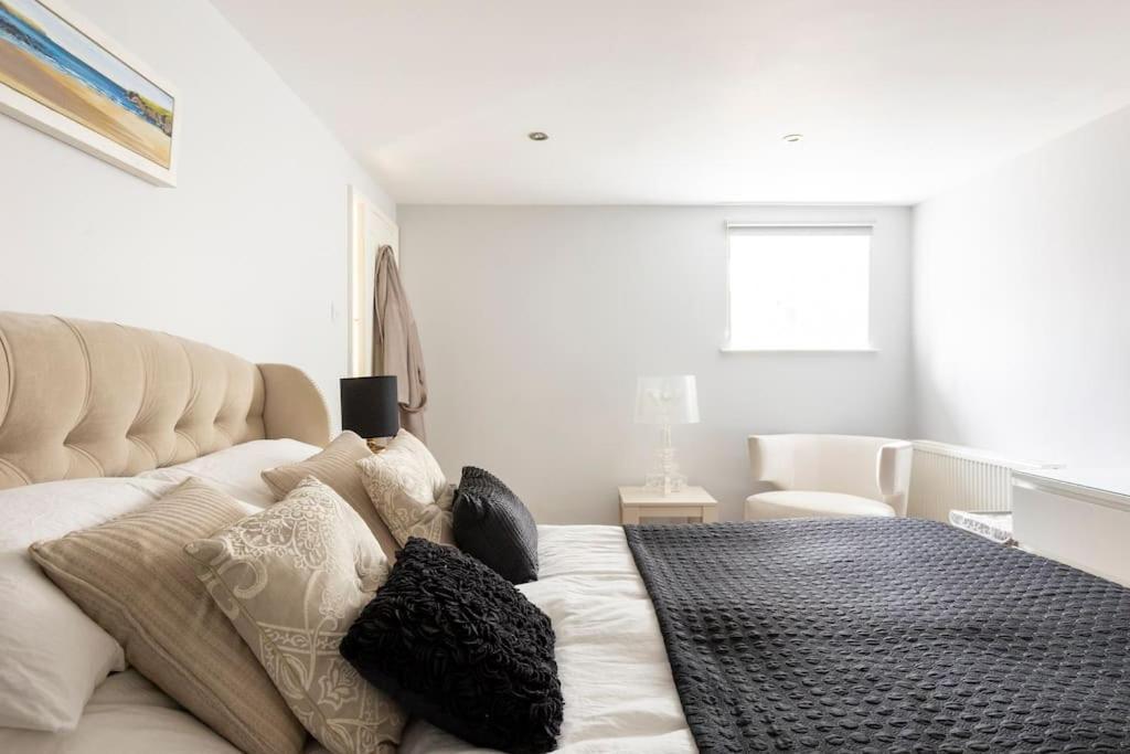 2 Double Bedroom Large Modern Self Contained Apartment Free Parking Camberley Zewnętrze zdjęcie