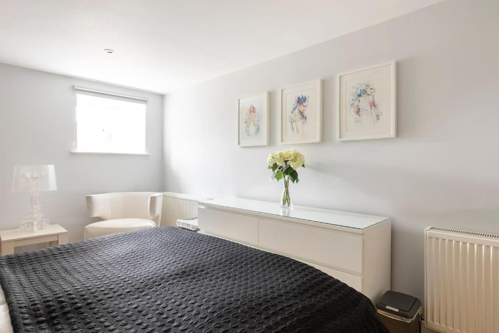 2 Double Bedroom Large Modern Self Contained Apartment Free Parking Camberley Zewnętrze zdjęcie
